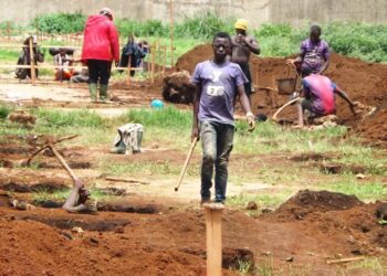 Bamenda Olympic Stadium: On creuse les fondations à la pioche