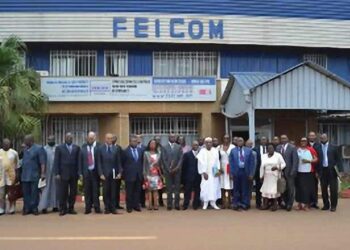 Tombi – Akoa: Bataille rangée de titans sur du gazon synthétique