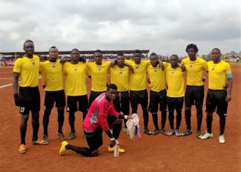 Ligue 1: Aigle serre Racing entre ses ailes