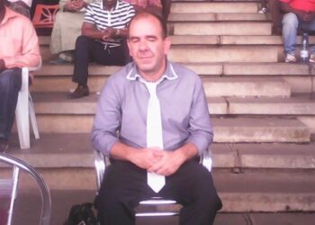 Vitor Salvado fait l’expérience de la recette bâtons de manioc-avocat