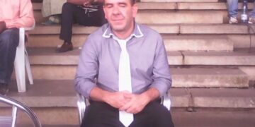 Vitor Salvado fait l’expérience de la recette bâtons de manioc-avocat