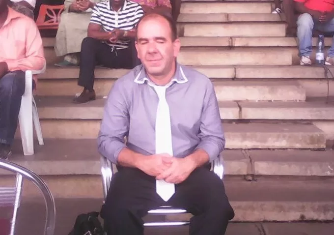 Vitor Salvado fait l’expérience de la recette bâtons de manioc-avocat