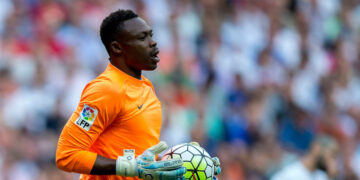 Idriss Carlos Kameni continue de dribbler Hugo Broos