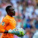Idriss Carlos Kameni continue de dribbler Hugo Broos