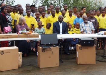 Buea : dons de la Fécafoot à des élèves sourds-muets