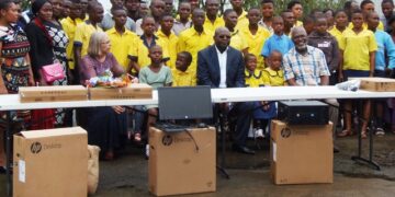 Buea : dons de la Fécafoot à des élèves sourds-muets