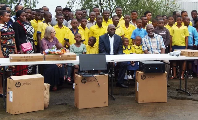 Buea : dons de la Fécafoot à des élèves sourds-muets