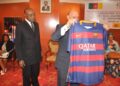 l_ambassadeur_presente_un_maillot_du_fc_barcelone.jpg