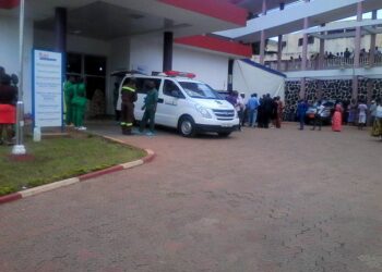 Les fans de Rigobert Song attendent l’évacuation