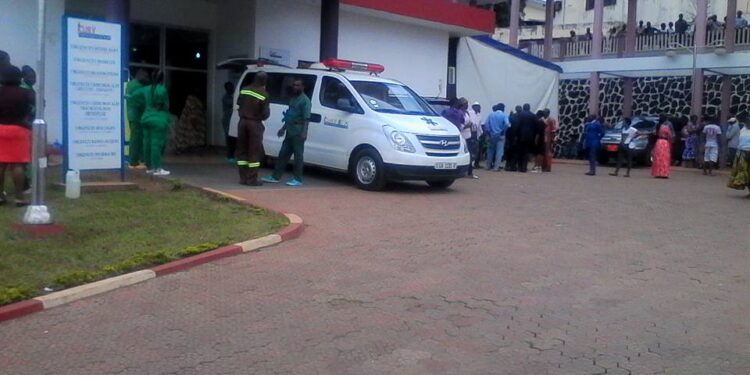 Les fans de Rigobert Song attendent l’évacuation