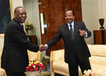 Paul Biya, lauréat du Trophée Issa Hayatou 2015