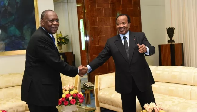 Paul Biya, lauréat du Trophée Issa Hayatou 2015