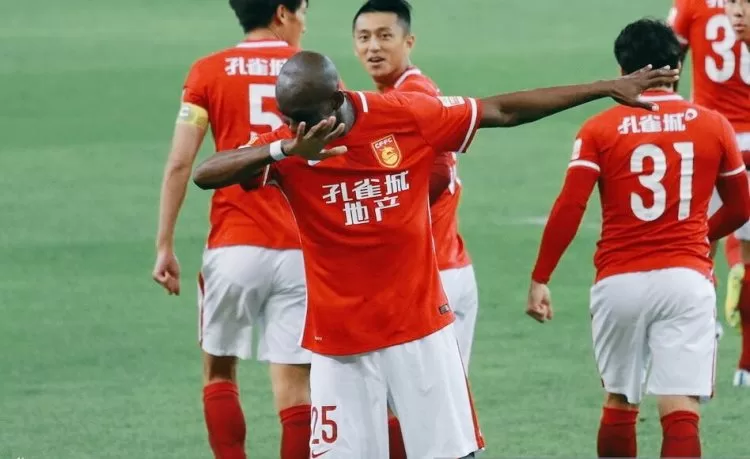Chine : auteur d’un doublé, Mbia tire Hebei hors de l’eau
