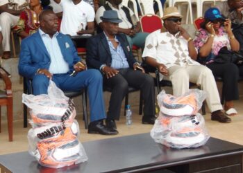 Tombi A Roko remet près de 2 300 ballons aux clubs