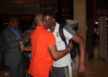 Libreville: Roger Milla accueille les Lions à leur retour du stade