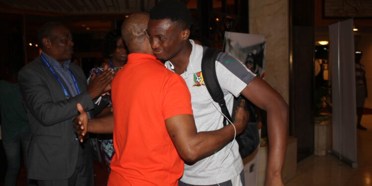 Libreville: Roger Milla accueille les Lions à leur retour du stade