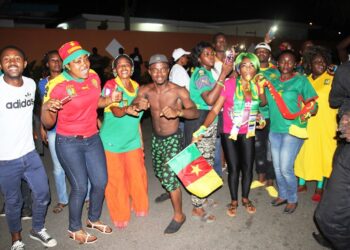 Ngadeu et Siani portés en triomphe