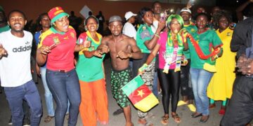 Ngadeu et Siani portés en triomphe