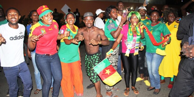 Ngadeu et Siani portés en triomphe