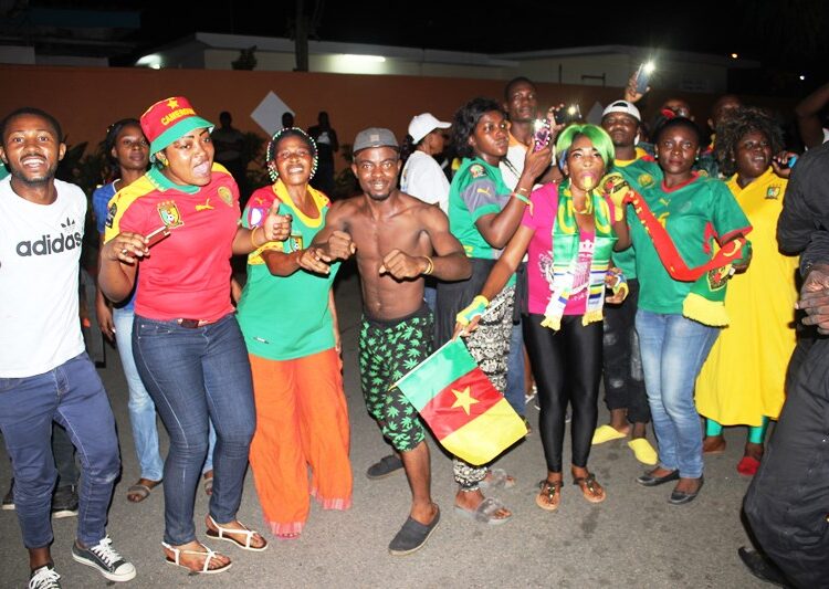 Ngadeu et Siani portés en triomphe