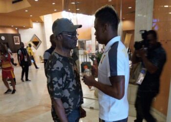 Clinton Njié et Roger Milla fument le calumet de la paix