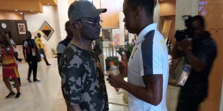 Clinton Njié et Roger Milla fument le calumet de la paix