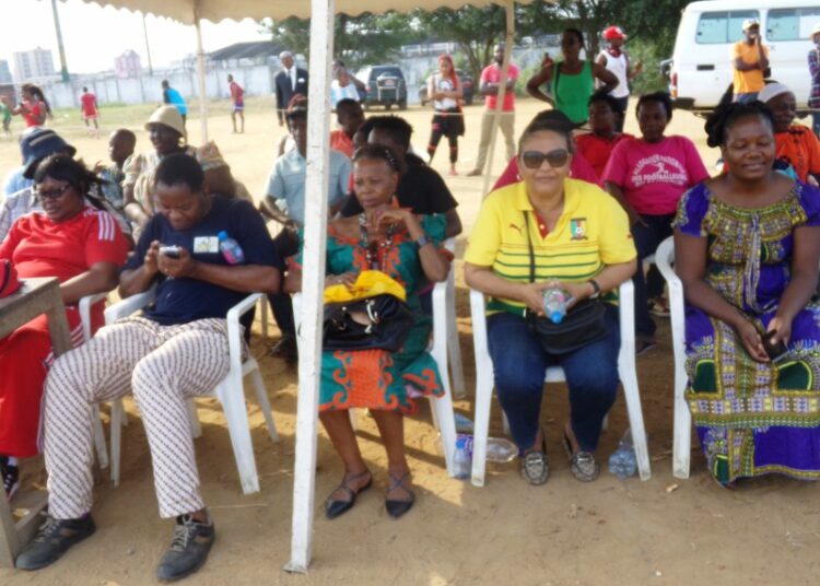 Caïman   fille  de Douala  en première division