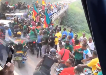 Les habitants de Yaoundé se massent sur le trajet pour leurs champions