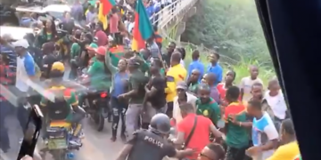 Les habitants de Yaoundé se massent sur le trajet pour leurs champions