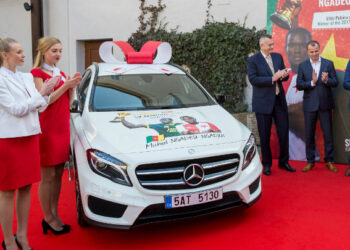 Le SK Slavia Praha honore le champion d&rsquo;Afrique, Michael Ngadeu