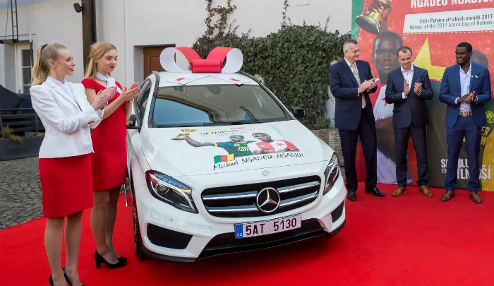 Le SK Slavia Praha honore le champion d’Afrique, Michael Ngadeu