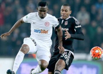 Wébo double, Aboubakar voit rouge, mais bloque Eto’o