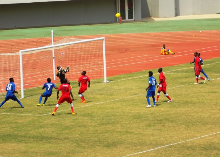 Racing manque sa première sortie devant son public