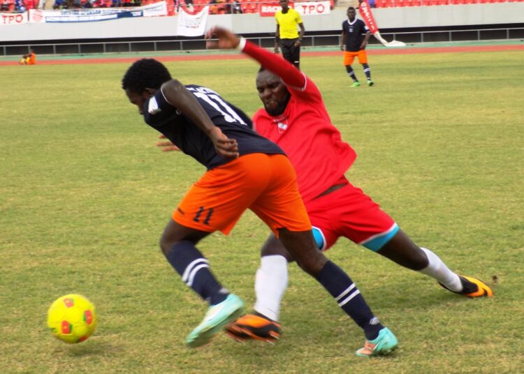 Feutcheu coince Lion Blessé au fond