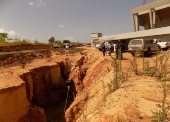 Une érosion monstre risque d’emporter une partie du stade omnisports de Bafoussam