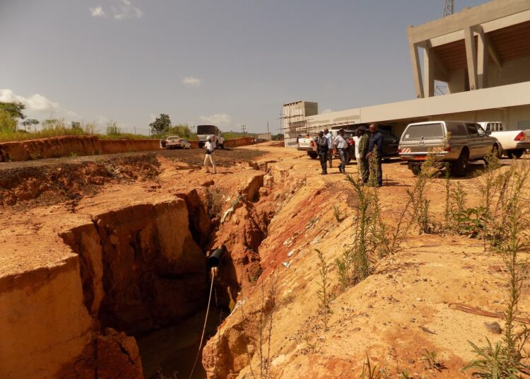Une érosion monstre risque d’emporter une partie du stade omnisports de Bafoussam