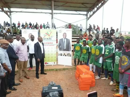 Le Syndicat des joueurs distribue les souliers de foot