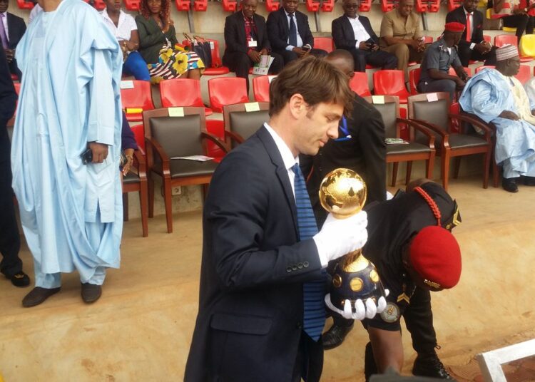 Coupe des Confédérations : le trophée présenté à Yaoundé