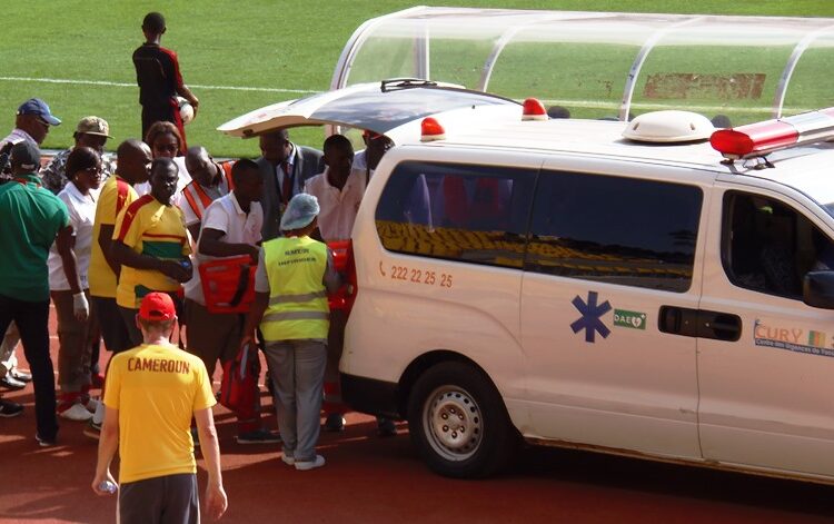 CAM – MAR : Oyongo quitte le stade à bord de l’ambulance