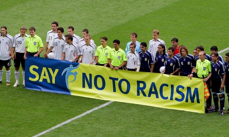 Racisme, le carton rouge de la Fifa