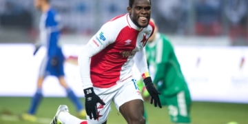 C1 : Ngadeu perd, mais se qualifie pour la suite