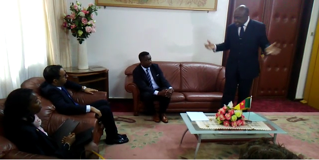 Bidoung Mkpwatt reçoit à sa manière les membres de la délégation FIFA/CAF