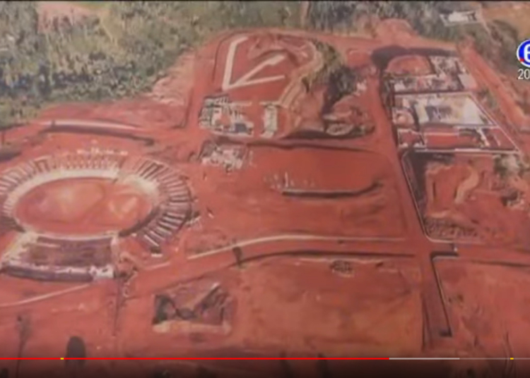 Le gouverneur du Centre visite le chantier du Stade Paul Biya