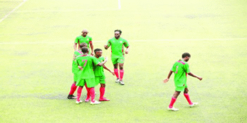 Elite two: Canon, solide leader