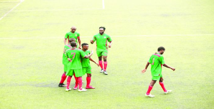 Elite two: Canon, solide leader