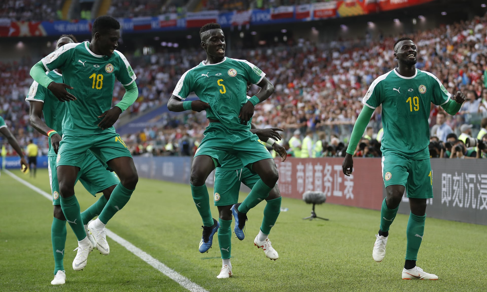 CM2018: L&rsquo;Afrique célèbre la victoire du Sénégal sur la Pologne (2-1)