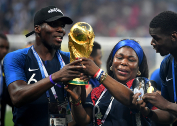 Pogba célèbre le trophée de champion du monde avec sa mère