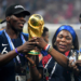 Pogba célèbre le trophée de champion du monde avec sa mère