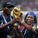 Pogba célèbre le trophée de champion du monde avec sa mère