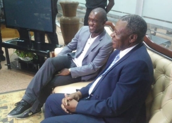 Lions Indomptables : Accueil du staff technique Seedorf et Kluivert au Cameroun (vidéo)